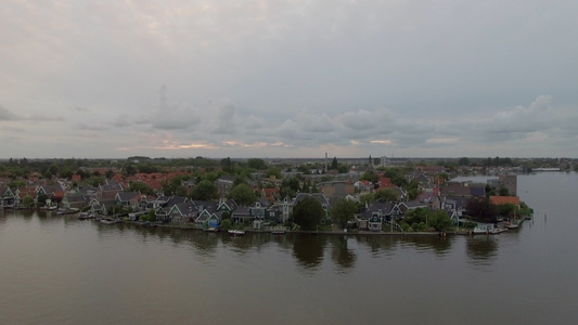 内地河边城镇的空中直角视频