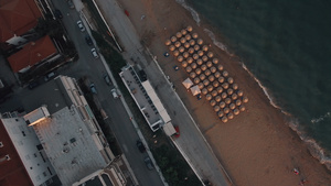 空海滩和汽车在公路上行驶32秒视频