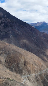 航拍车辆行驶在峡谷陡峭山路壮美中国视频