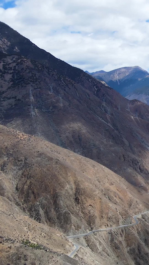 航拍车辆行驶在峡谷陡峭山路壮美中国53秒视频