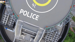 房顶警察所的直升机停在房屋屋顶上14秒视频