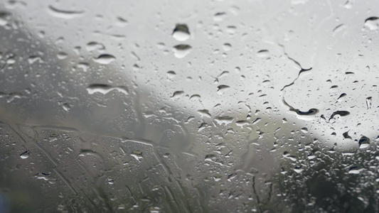 雨滴落在车窗上视频