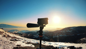 日落时覆盖着积雪的高山峰顶16秒视频
