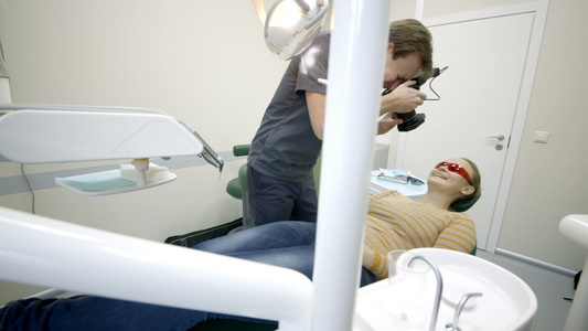 牙医给女人拍照时微笑的笑容视频