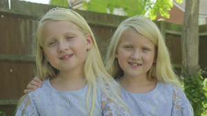 两个小女孩的肖像13秒视频