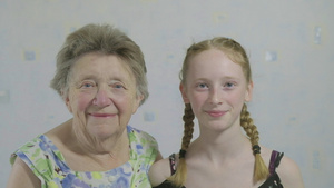一个少女和她外孙母亲的肖像9秒视频