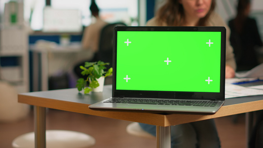 利用绿色屏幕坐在笔记本电脑后面分析财务报告的工商界视频
