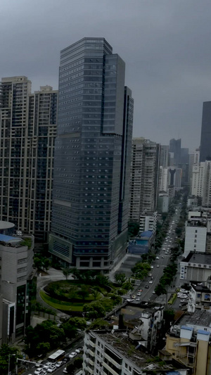 暴雨来临前的城市风光和城市交通延时视频高楼大厦30秒视频