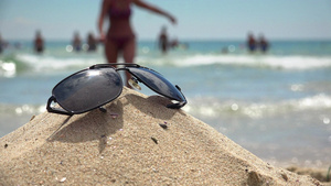 在天堂的热带沙滩上戴太阳眼镜有松绿海假日背景14秒视频