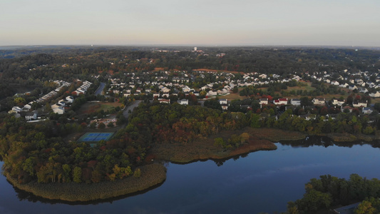 沿河的一个城镇与秋天风景下私人房屋建筑群的住宅区之间视频