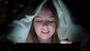 年轻女性睡前在床上使用平板药即手机上瘾者的概念10秒视频