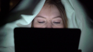年轻女性睡前在床上使用平板药即手机上瘾者的概念8秒视频