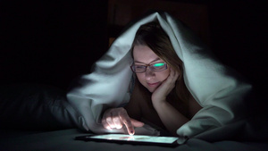 年轻女性睡前在床上11秒视频