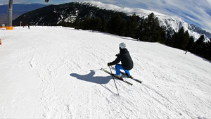 专业专家男子在准备好的斜坡上滑雪在阿尔卑斯山30秒视频