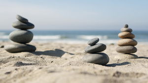 在海洋海滩上平衡岩石在海浪中堆叠石头12秒视频