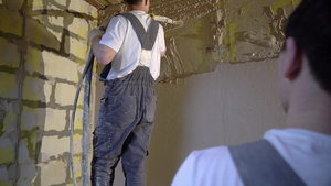 抹灰砂浆机自动膏药修理或翻新房屋或公寓建造者在建筑6秒视频