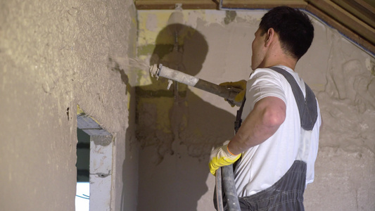 抹灰砂浆机自动膏药修理或翻新房屋或公寓建造者在建筑视频