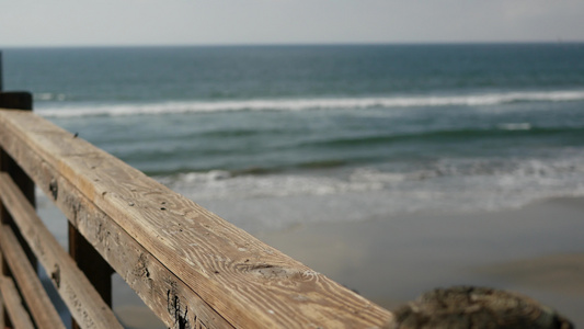 木质码头滨水堤道加州海滩的铁栏杆海洋和海浪分散视频