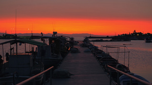 奎码头船只和橙色天空的夜景12秒视频