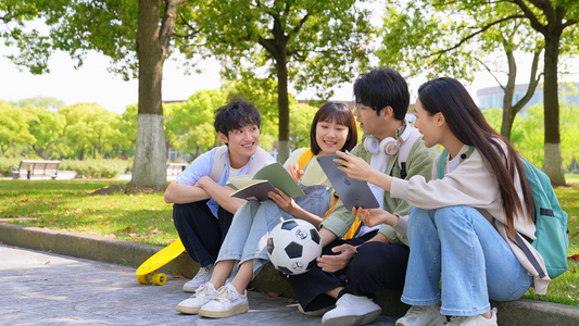 青春洋溢大学生户外交流学习视频