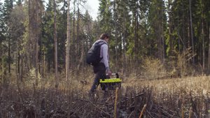 地图上森林砍伐标记地的生态学学家48秒视频