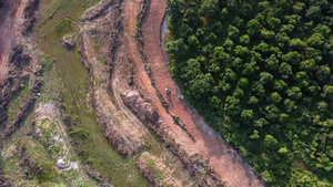 挖掘机在陆地清理区移动之后的空中视图10秒视频