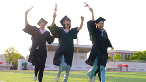 青春洋溢学士服大学生在操场上奔跑10秒视频