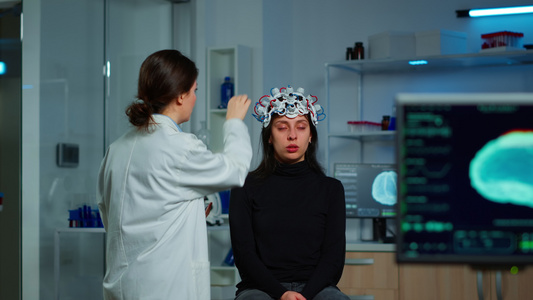 访问专业神经学研究实验室的不适的妇女视频