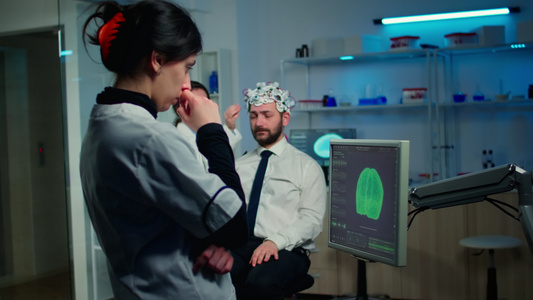 女研究员在监测器分析脑扫描时视频