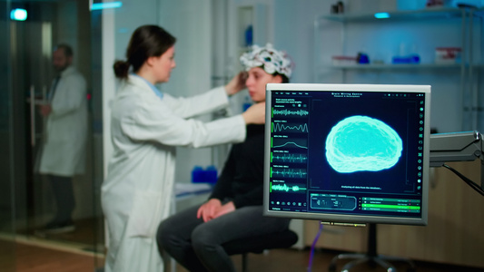 医学研究人员准备病人检查大脑功能视频