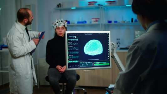 以医用脑扫描胶片研究计算机的理科医生视频