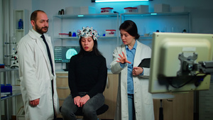 女病人神经系统测试组医疗研究人员小组的体检人员24秒视频