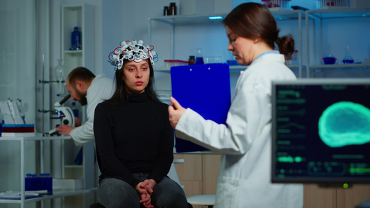 持有向病人提供治疗的剪贴板的神经科学医生视频