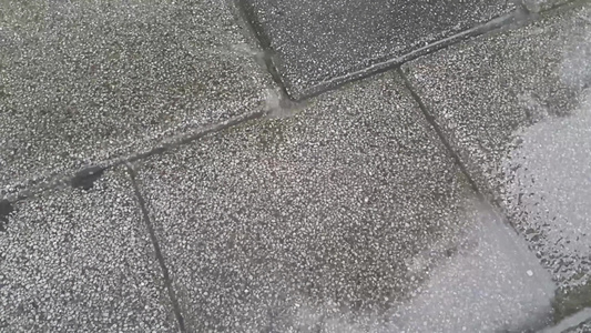 紧紧地看雨下的水滴在灰砖上波纹视频