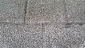 紧紧地看雨下的水滴在灰砖上波纹11秒视频