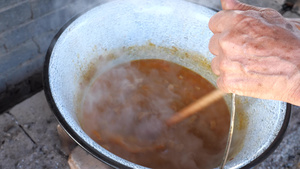 热辣的烹饪甜瓜酱加肉和香料的沸腾酱在深油煎锅里26秒视频