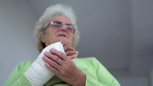 受伤的老妇按着自己的手19秒视频