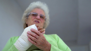 受伤的老妇按着自己的手12秒视频
