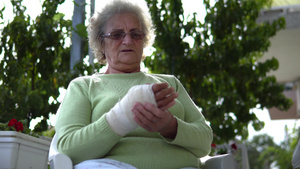 受伤的老妇按着自己的手25秒视频