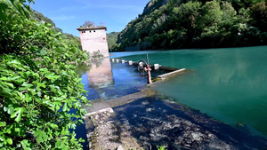 有蓝色水的河川平原地8秒视频