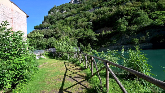 有蓝色水的河川平原地视频