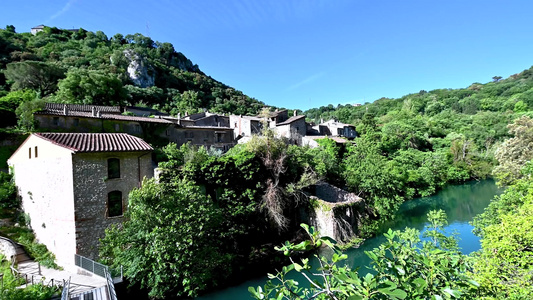 有蓝色水的河川平原地视频