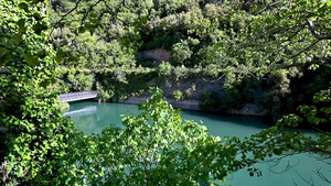 有蓝色水的河川8秒视频