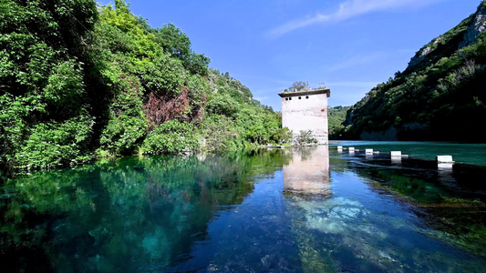 有蓝色水的河川平原地视频