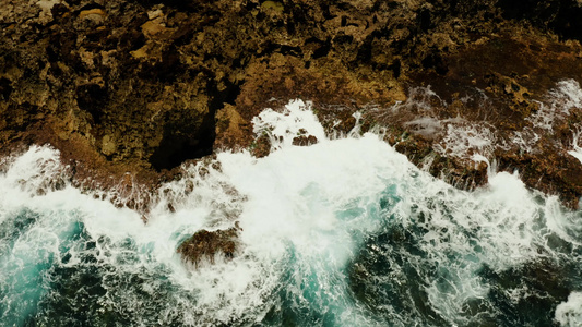 海洋海浪在岸上坠落视频