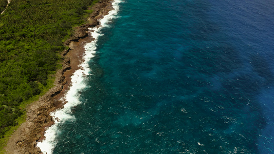 海洋海浪在岸上坠落视频