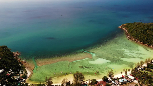 惊人的珊瑚礁的看法风景如画的无人机景观可欣赏到热带视频