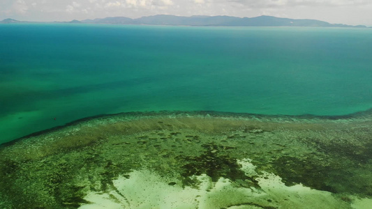 惊人的珊瑚礁的看法风景如画的无人机景观可欣赏到热带视频