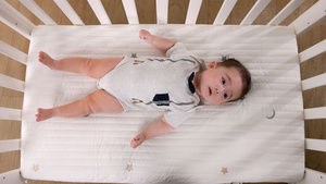 婴儿床上的可爱小宝宝8秒视频