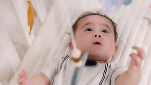 婴儿床上的可爱小宝宝17秒视频